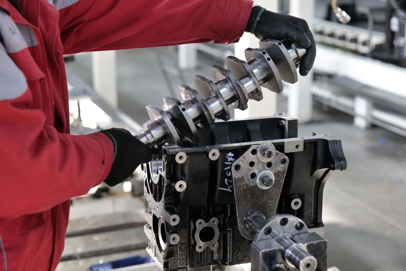Fitting a crankshaft in an engine block